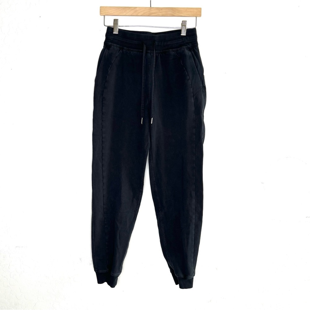 Lululemon Scuba Jogger in Black - Picture 2 of 8